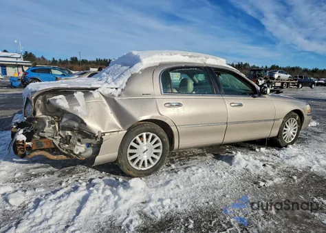 2003 Lincoln Town Car Executive z USA, uszkodzony, nr VIN 1LNHM81W53Y645270